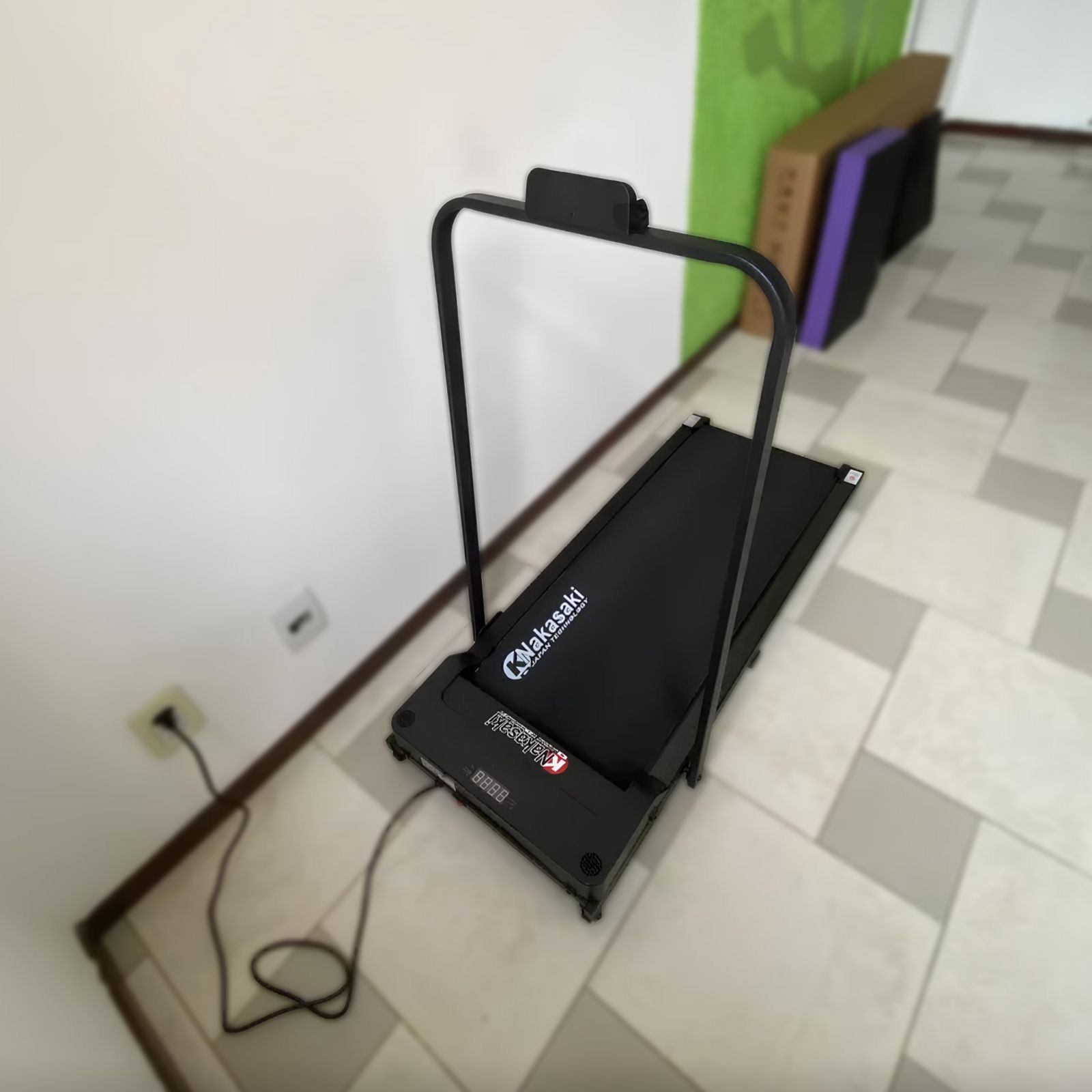 Esteira Knakasaki Motorizada Dobrável Cor Preta 110 V